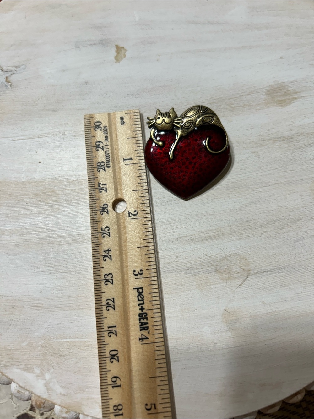 Vintage-Style Bronze Tone Cat Resting On a Red Enamel Heart Brooch Pin - Picture 5 of 6